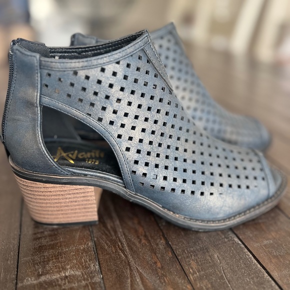 Blue Avanti shoes - Picture 1 of 4